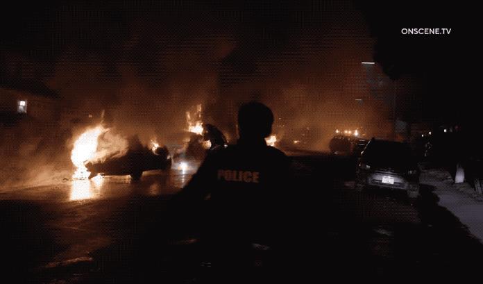 至少14人伤亡！1架私人飞机在美国社区坠毁，现场宛如遭遇美军轰炸！22日美国一架