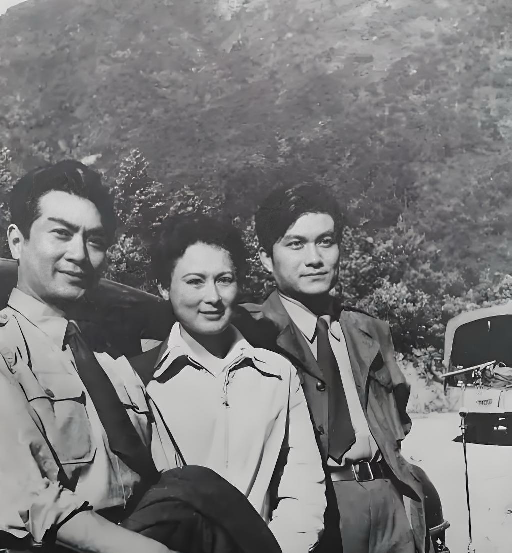 #老照片#
一张老照片，拍摄于1980年。
左边是著名影星梁波罗，他因在《51号