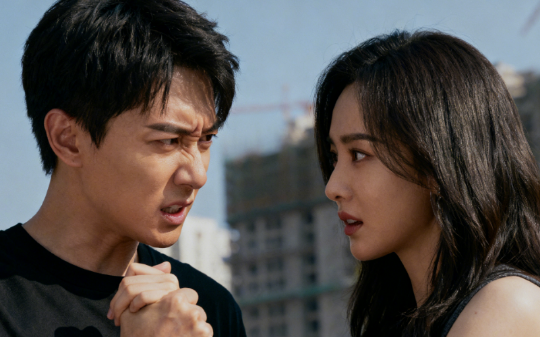 老公的小三回国那天，他竟一夜未归，婆婆却轻声安抚我：给你1千万，直接离婚吧！我走后，老公却当场急了