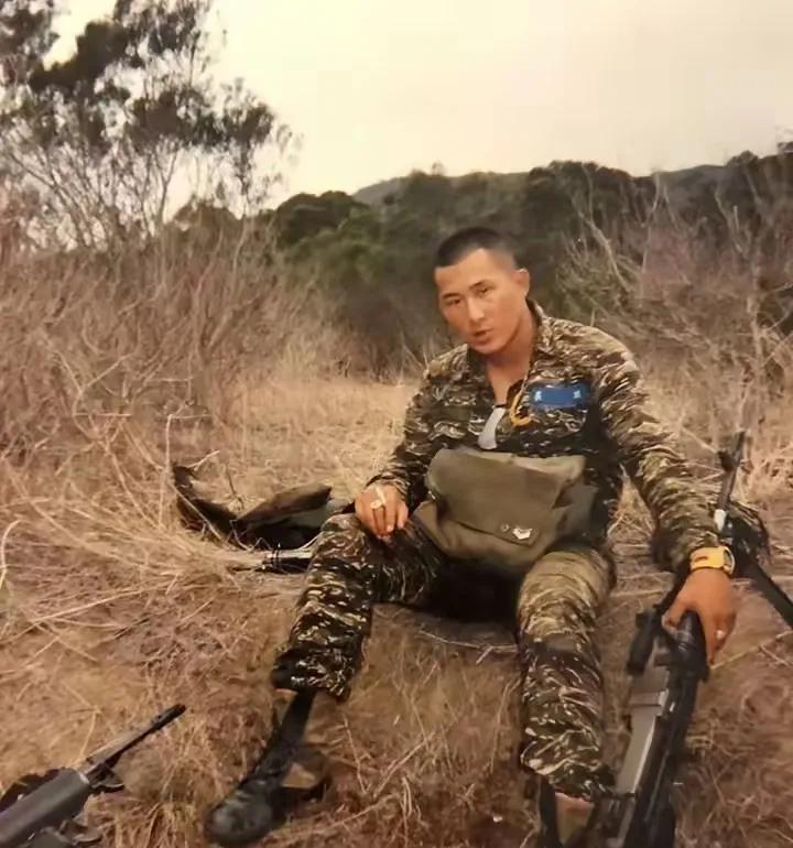 图片中穿军装的人是谁？原来是馆长陈之汉。
馆长陈之汉和赖清德曾经都在金门当兵，只