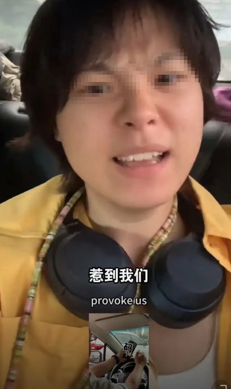 逆天！极品！三个女子又耗费了社会资源。
三个女子叫嚣：偷拍我的人，都给我滚进“好