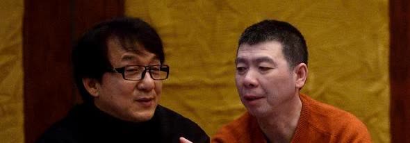 有一次，冯小刚陪成龙上厕所，大哥方便完直接出来了，没冲水。后边进去一位群演，顺手