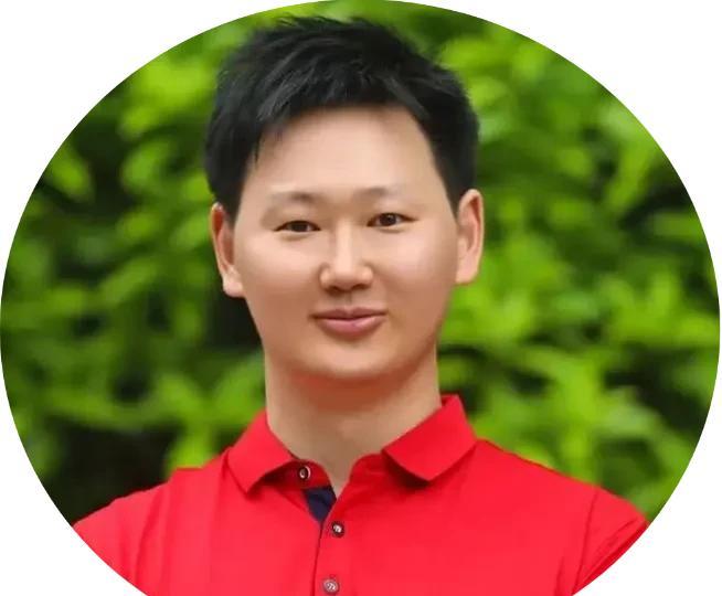 这名毕业于清华大学的中学教师，今年高考考了637分，要请全班同学吃饭咯！
他叫杨