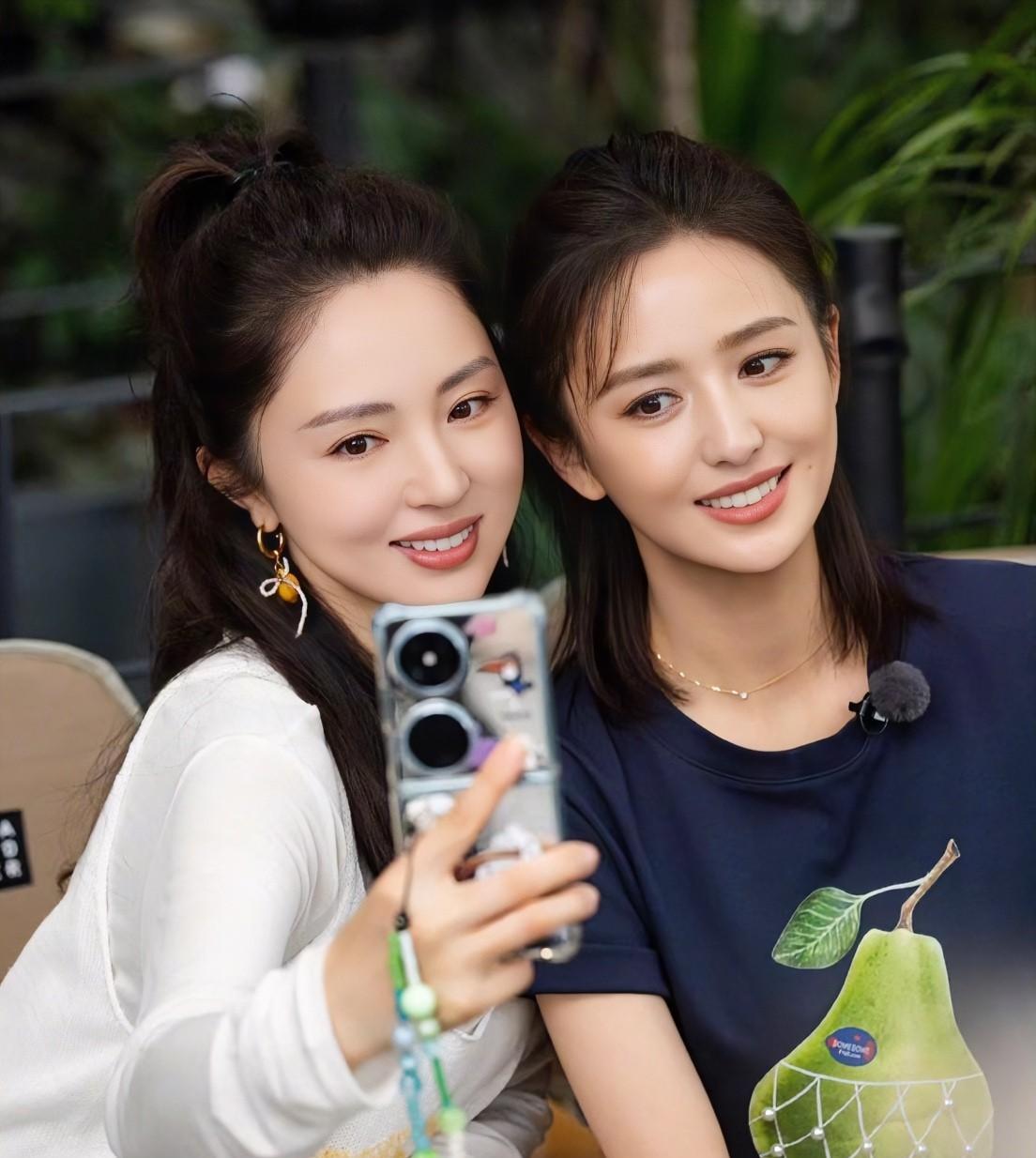 大家发现了吗？
佟丽娅真是挺无奈的，
董璇真的醒一醒吧，明显佟丽娅跟其他几个朋友