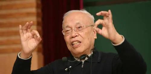 “不是别人要卡我们的脖子，而是我们用教育卡住了自己的脖子！”2023 年深秋，8
