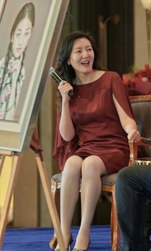 阎华，170cm，风韵犹存。