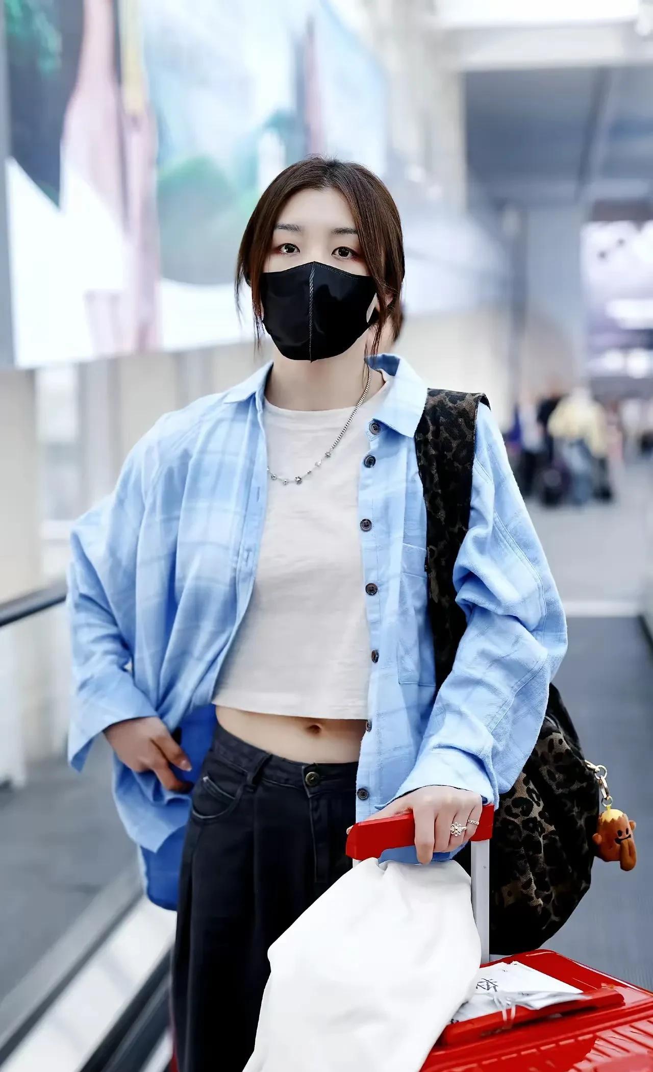 梦姐画风大变，罕见的穿上了露脐短恤。
这些年从没见过梦姐有过如此行为着装。
在国