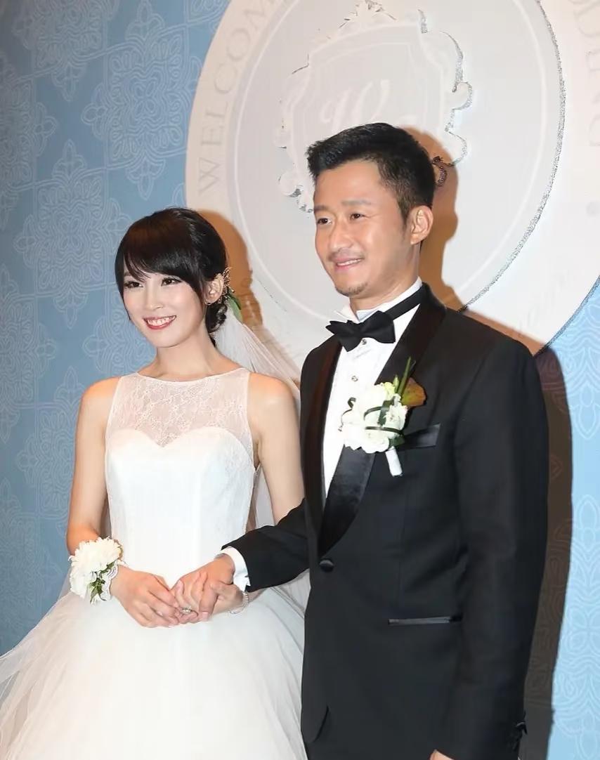 谢楠现在估计是全网最懵逼的人，
她翻来覆去也搞不明白，
吴京在外面没找人，也不是