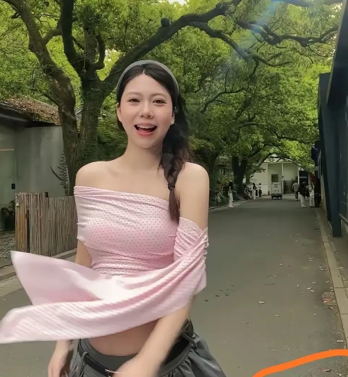人长得漂亮，穿这样的衣服好看吗。