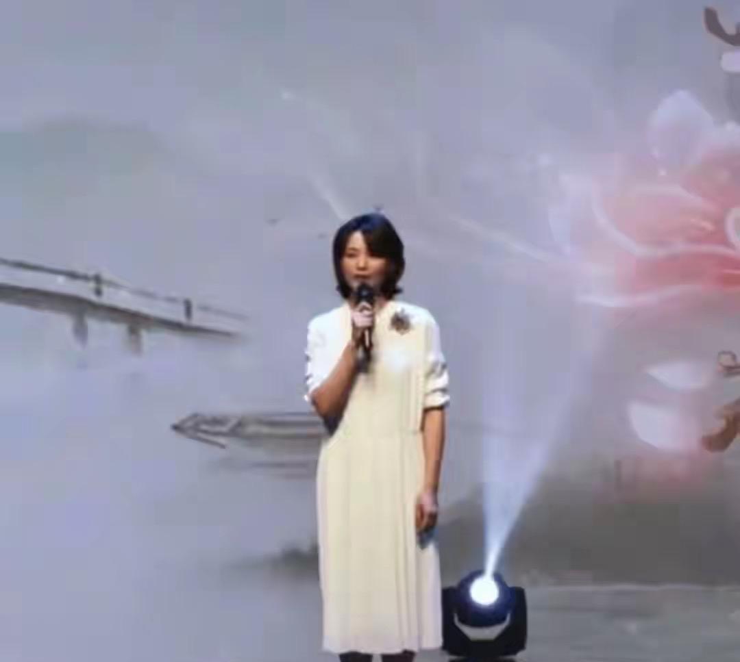 5月30日，董卿现身儿子学校礼堂，陪其登台朗诵过六一。她变化明显，卸下央视名嘴光