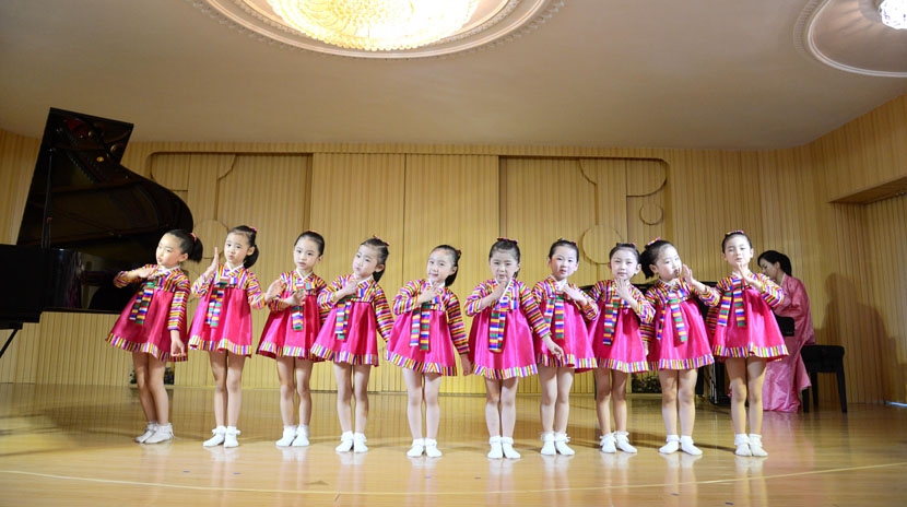 2016年，平壤庆上幼儿园表演节目的小朋友。 