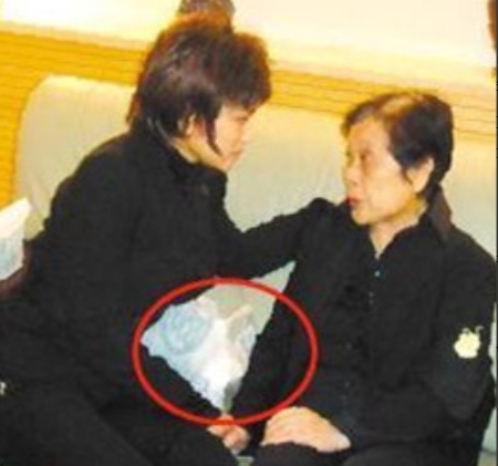 2008年10月26日，谢晋的遗体告别仪式在上海举行。刘晓庆坐飞机，又坐了8小时