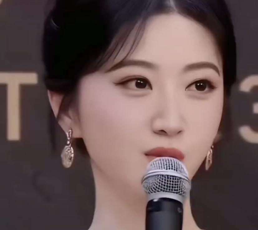 景甜 不愧是人间富贵花！肤白貌美说的就是她。白皙的皮肤在灯光下简直会发光，精致的