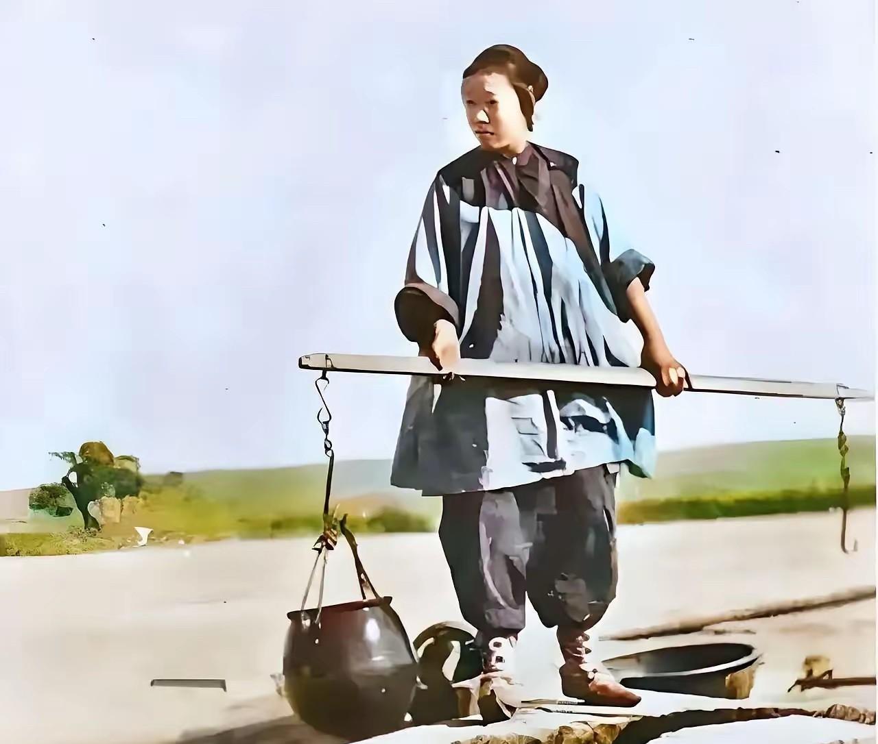 清农妇遭匪辱，见蛋无恙遂言：“幸未抢蛋。”乃提篮市之。