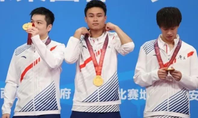 领奖台上，哥仨的不同状态
小胖：大家来看看我的??金牌。
⑦号：拿了??，整理一