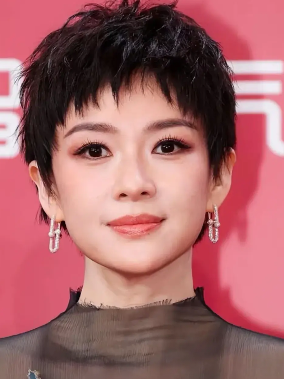 离婚后的章子怡气场全开，国际章又高调回来了。
就连她为了配合新剧剪的短发，都引发