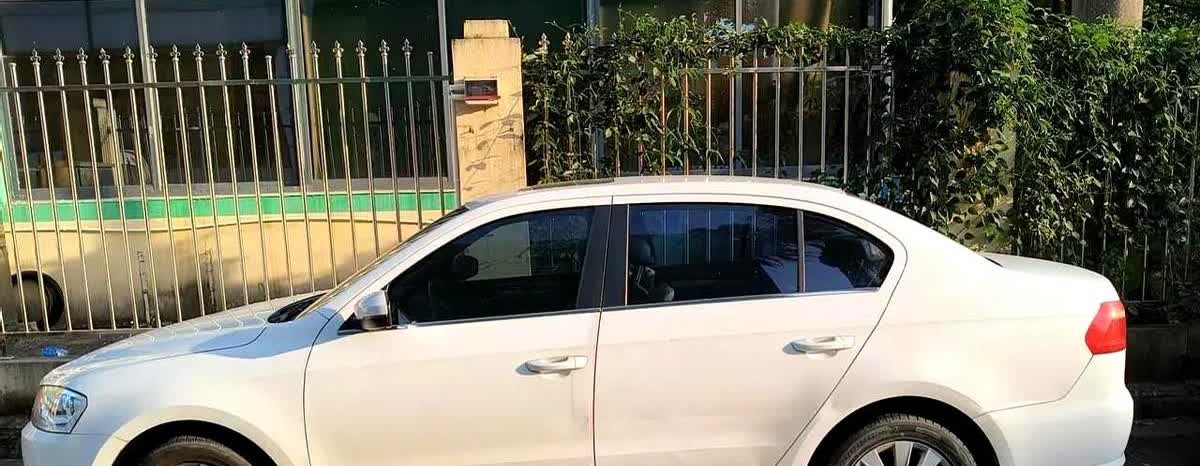 6月初，我与同事各提了一辆车，同事提了一辆奶白色朗逸运动版，落地11万左右，我提