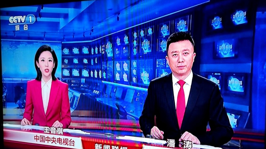 昨晚7点，镜头一推，满屏红。
王音棋那件正红外套像火，潘涛领带像血，连字幕台都刷