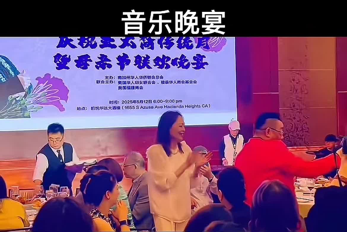 蔡嘎亮又去美国表演了，虽然只是联欢晚宴。
蔡嘎亮作为草根滑稽人，不受体制约束，
