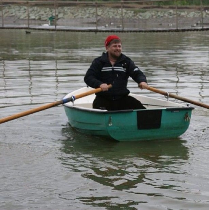 划船的俄罗斯车臣领导人卡德罗夫