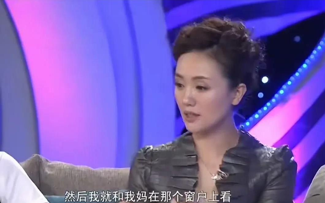 演员朱媛媛说：“有天辛柏青打电话说工作忙完了，要回来了，然后我和我妈就在那个窗户