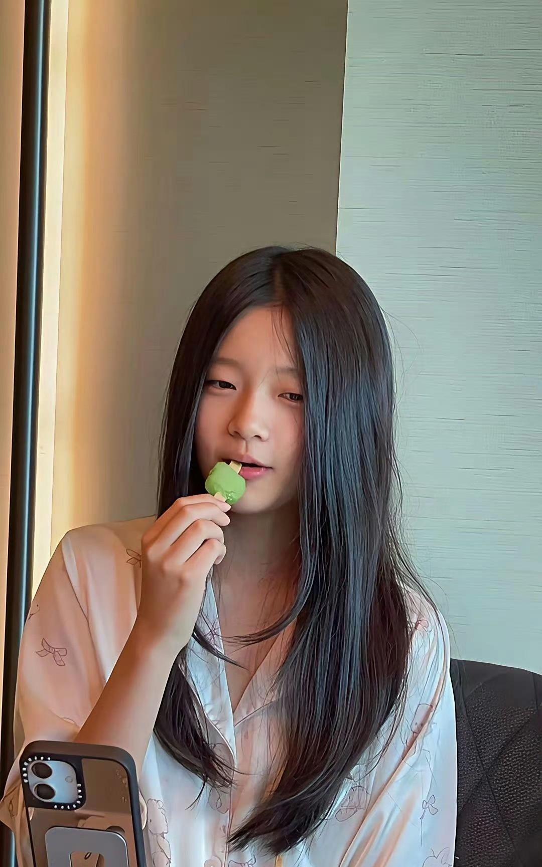 小玥儿姐弟高清照曝光！
差距是真的大啊！同样都是遗传了汪小菲的基因，小玥儿却长相