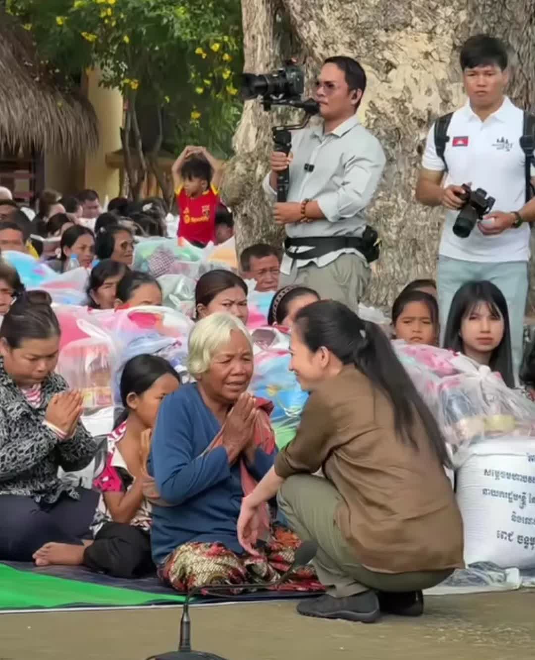 洪森夫人到柬埔寨边境慰问难民，洪玛奈夫人到边境慰问难民，着装和方式不一样，儿媳妇