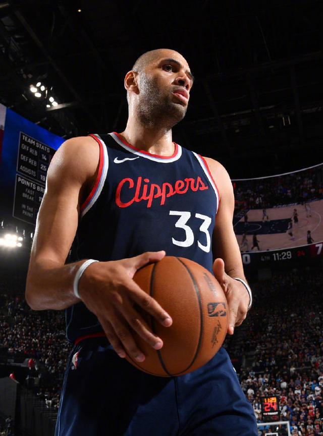 NBA季后赛首轮G3，快船119-83大胜掘金，系列赛大比分2-1领先。
赛后，