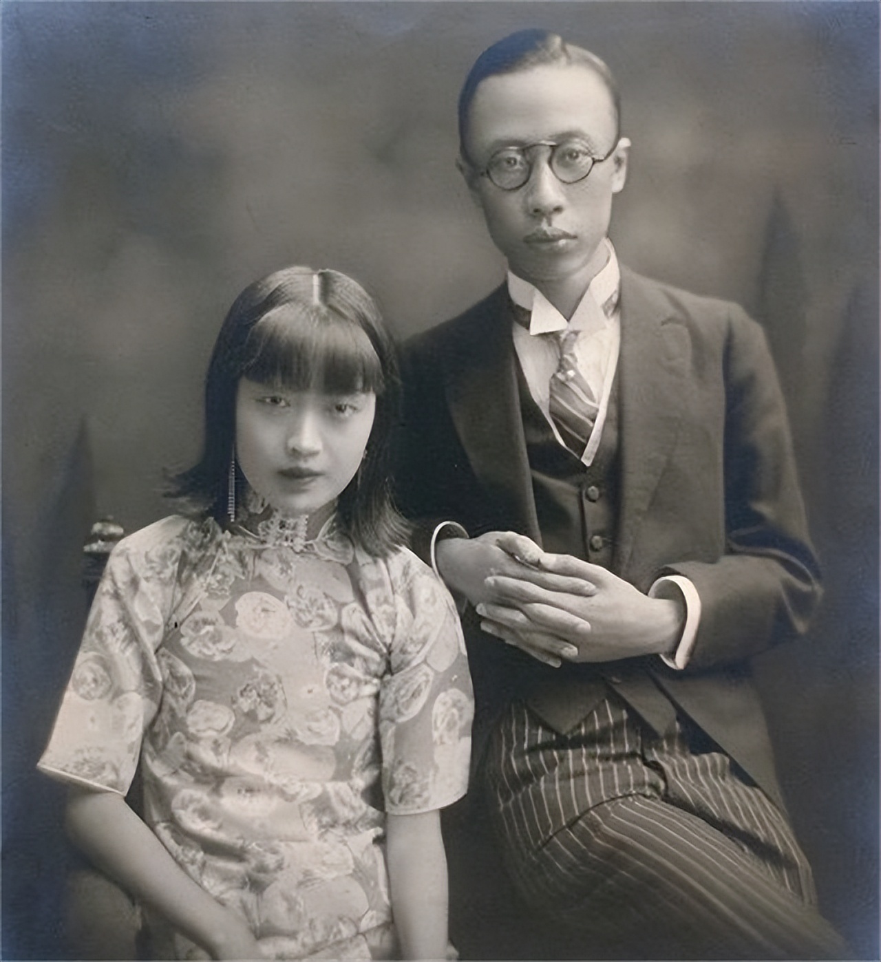 1935年，溥仪发现婉容怀孕并且将近临产。此时的他愤怒不已，下令：“给我查！我要