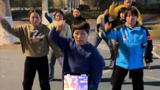 为救罕见病孩子，山东父母寒夜直播跳舞，艺人吴克群呼吁关注