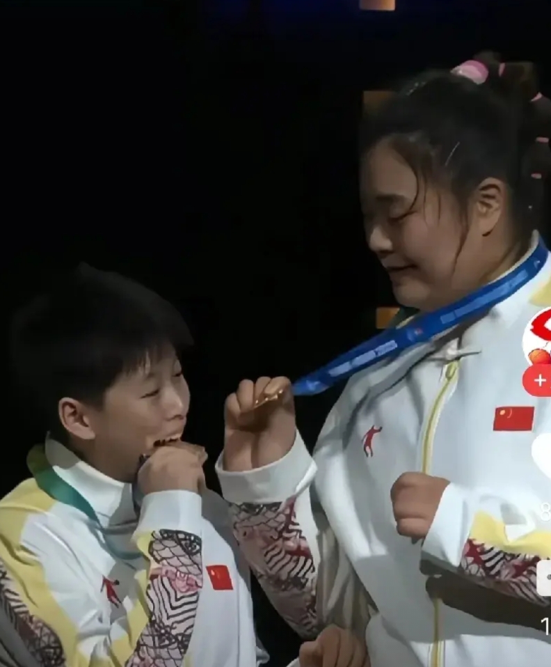 感谢央视不直播之恩，中国女篮大学生队击败美国女篮夺冠，有人说央视欠大学生们和她们