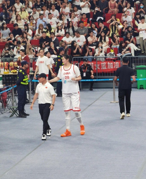 未来十年中国女篮看张子宇，男篮看杨翰森！他们都还不到20岁的年纪，前途必定不可限