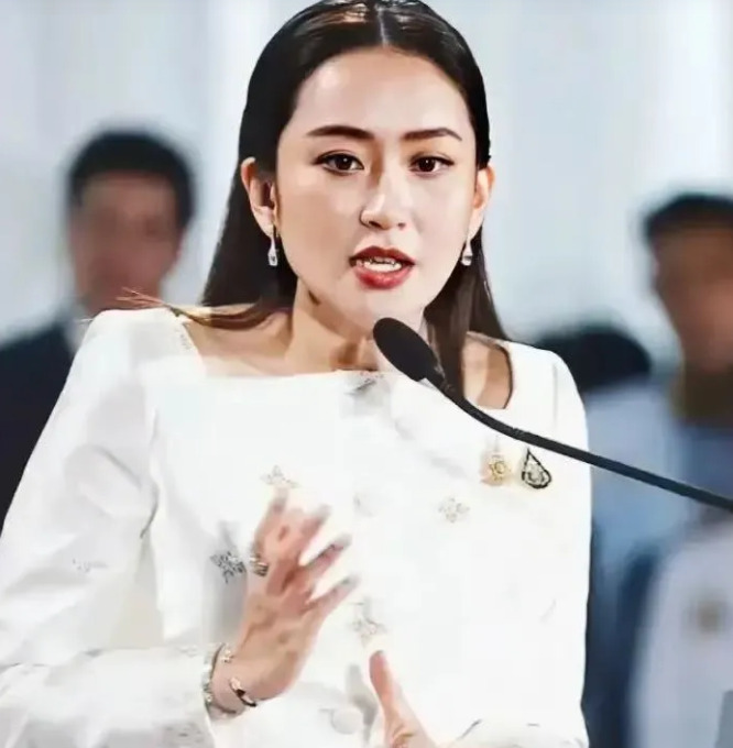 泰国总理出事了录音惹了大麻烦











佩通坦出事啦！一通电话录音，
