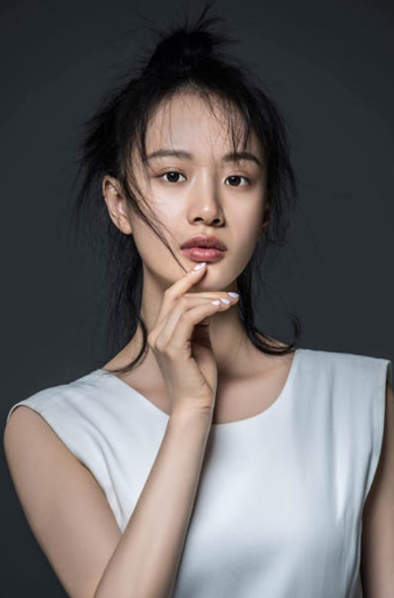 李梦出席活动的穿着引发网友热议。部分人认为其 “不穿内衣” 是不顾他人眼光、追求