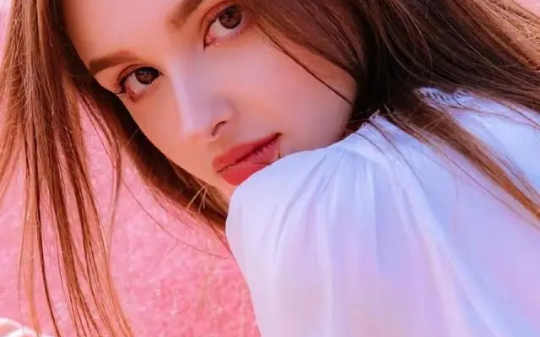 卖鱼女被接回豪门后，偏心父母分我一套烂尾楼，我却成了女首富