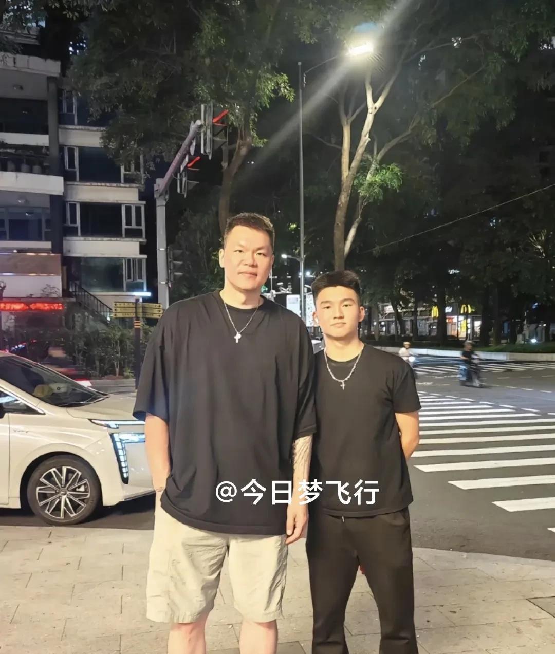朱芳雨现身广州天河吃晚餐！
昨晚，广东宏远篮球俱乐部总经理朱芳雨到了广州天河区的