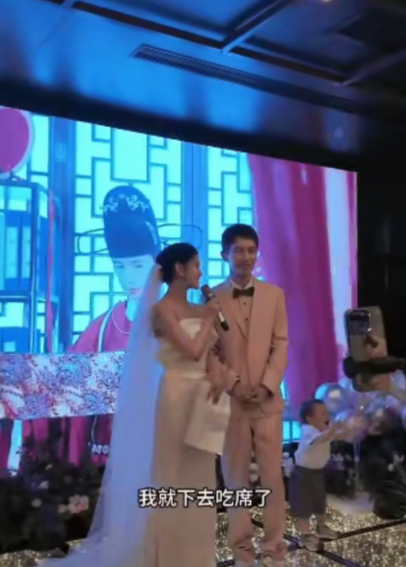 上海一场俊男靓女的婚礼上，  
新娘发言极简，引发热议。  
她说：“下面交给新