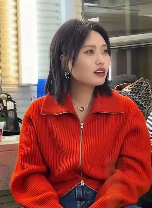提到李雪琴，大家的第一反应就是，那个在短视频里用东北大碴子味调侃生活的"搞笑女"