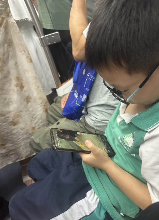 今天被地铁上的一幕吓到了

事情是这样的：一个戴着眼镜的小男孩，看起来大约6岁左
