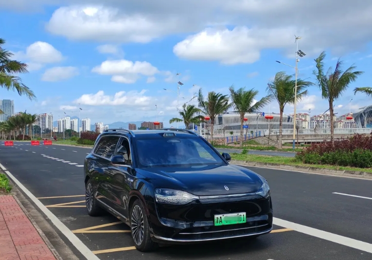 华为智驾已经完全达到3级有条件自动驾驶标准。
前天搭乘朋友的问界M9去了一次东山