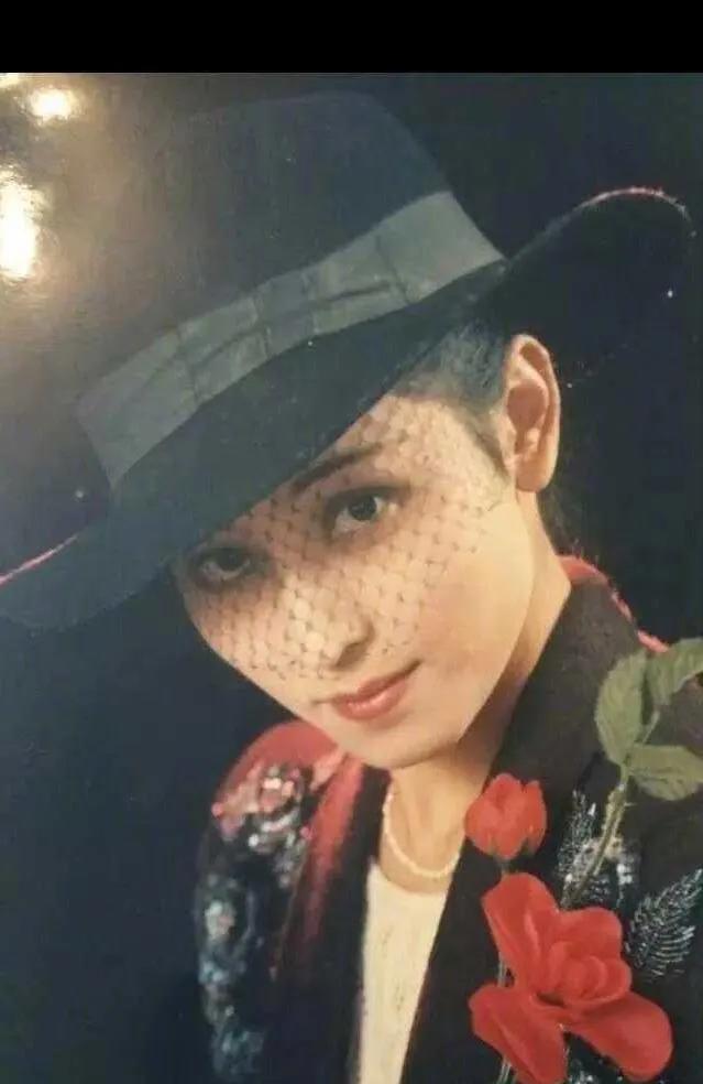 徐艺洋和妈妈“共用一张脸”，基因太强大了
最近刷到徐艺洋妈妈年轻时的照片，忍不住