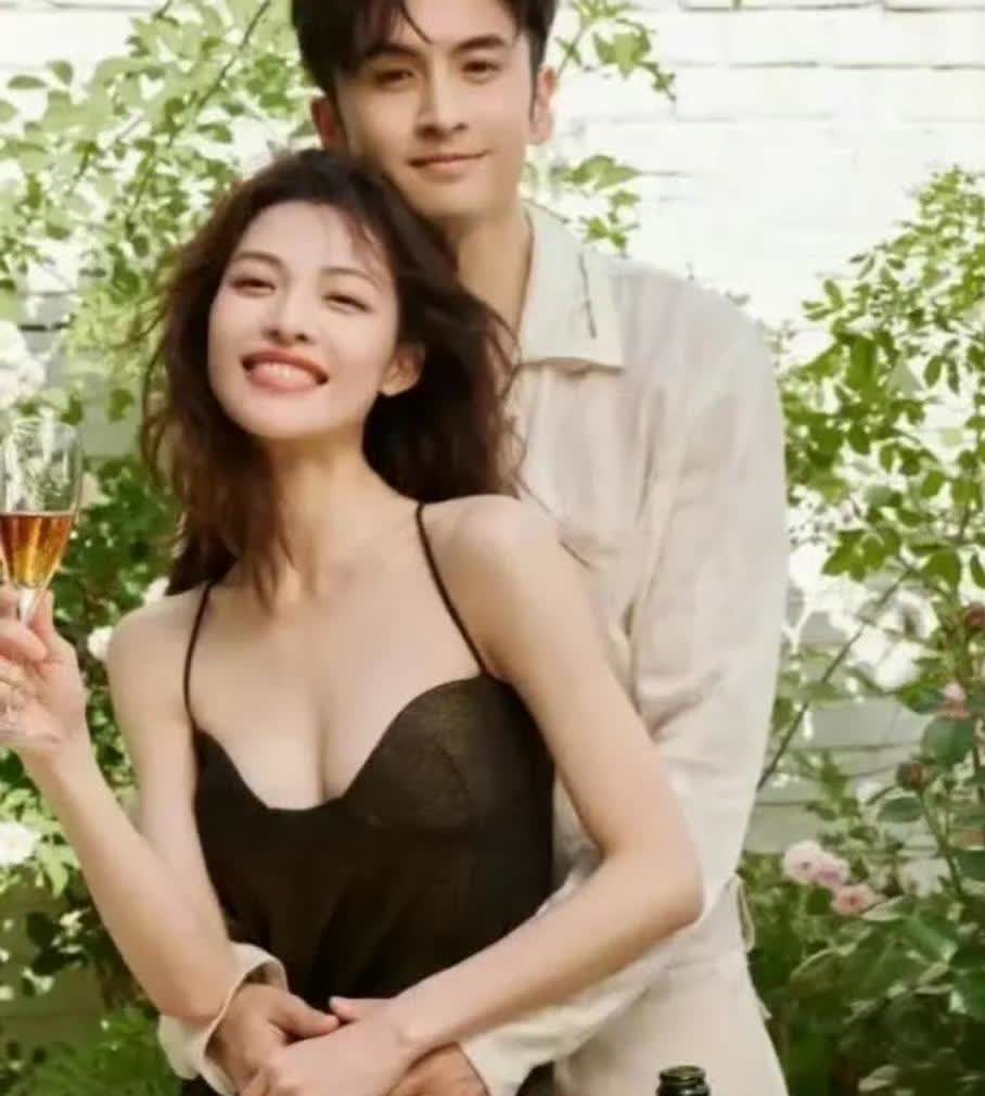 钟楚曦、娜扎完全是两种风格的女人，谁更适合他？