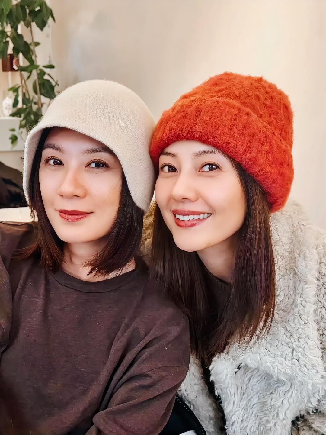 别再吹贾静雯高圆圆聚会合照是世纪同框了
 
我真的想说网友有点戏多！
 
说不定