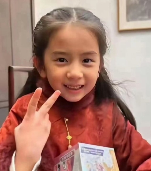 郭富城女儿好漂亮，那小脸蛋儿跟妈妈一模一样，下巴尖尖的，跟爸爸一样，机灵可爱，不