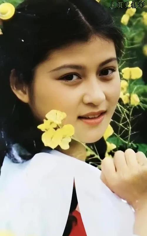 56岁至今未婚未育的朱晓琳，曾以甜美歌喉红极一时。她未被世俗婚育观念裹挟，坚守自