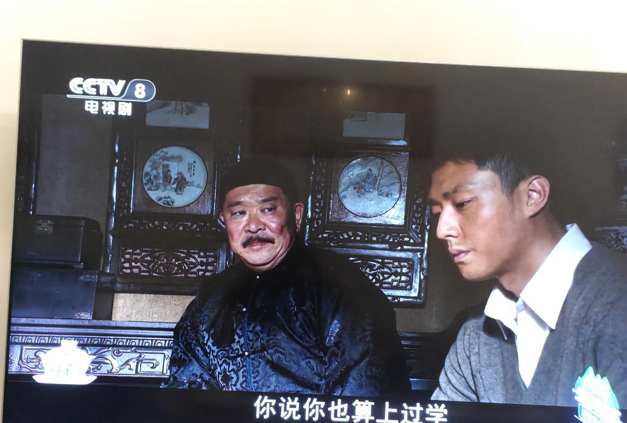 一个邹德江一个刘流，两人开始说上相声了。《归队》第十二集，这两个活宝出场了，邹德