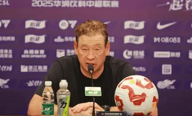 上海申花队已经三轮不胜了，他们也丢掉了联赛榜首的位置，虽然只落后了一分，但是很多