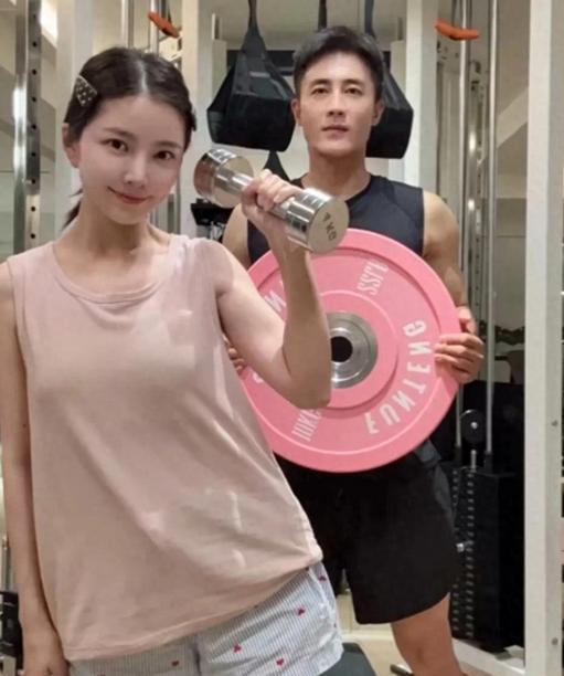 杜淳变身健身教练陪王灿锻炼，八块腹肌实力抢镜，夫妻俩肌肉线条超吸睛
周末，王灿一