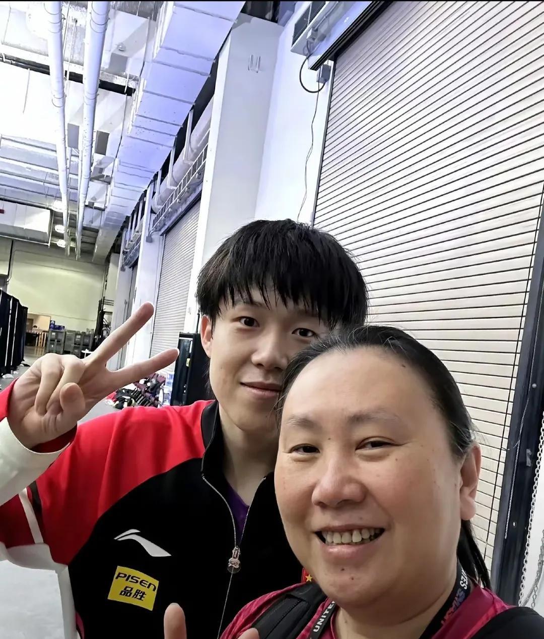 这是推头哥上厕所的那位美国队教练，也是河北人，跟大头很熟。
异国他乡遇到自己同胞