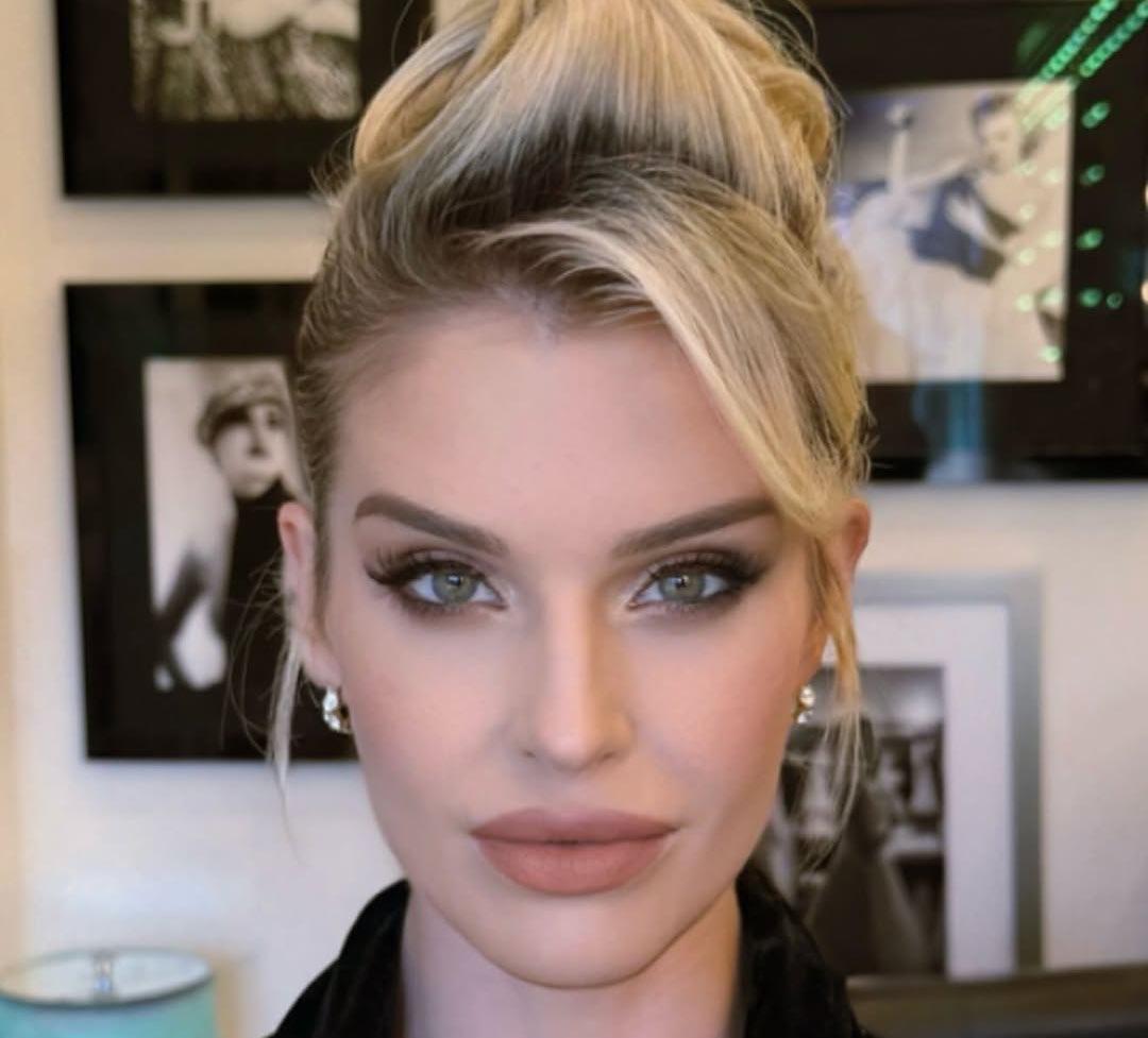 Kelly Osborne 整容了吗？ 图一是现在的样子。
40岁的她漂白金发扎